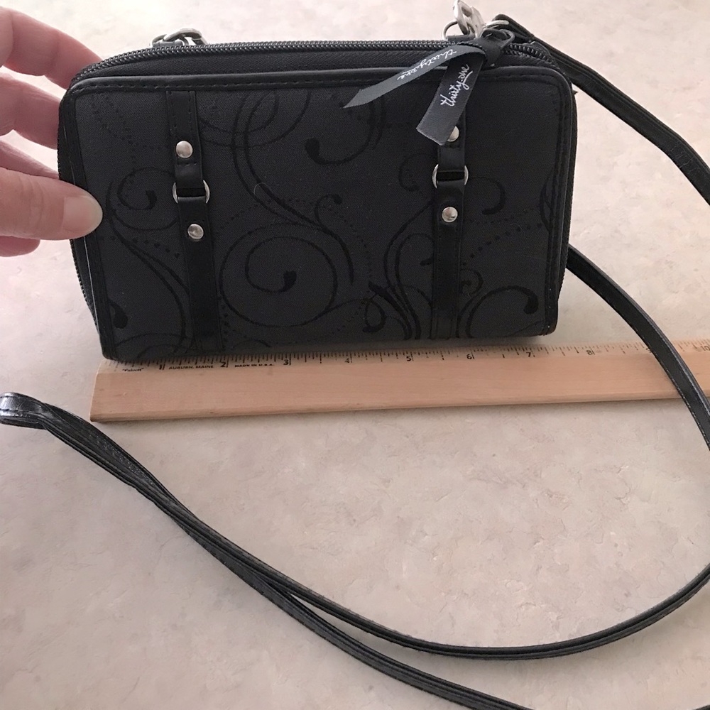 Shoulder bag (by thirty-one) fans open w/two zipper sides.